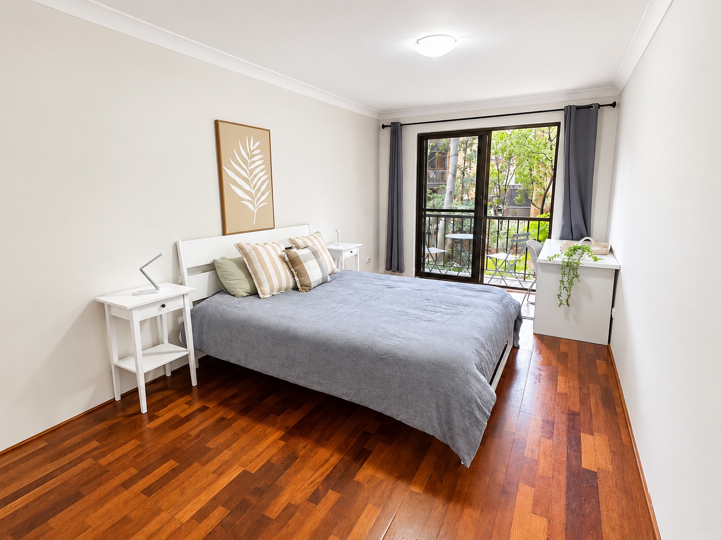 Bright & spacious furnished private room with balcony - photo 1