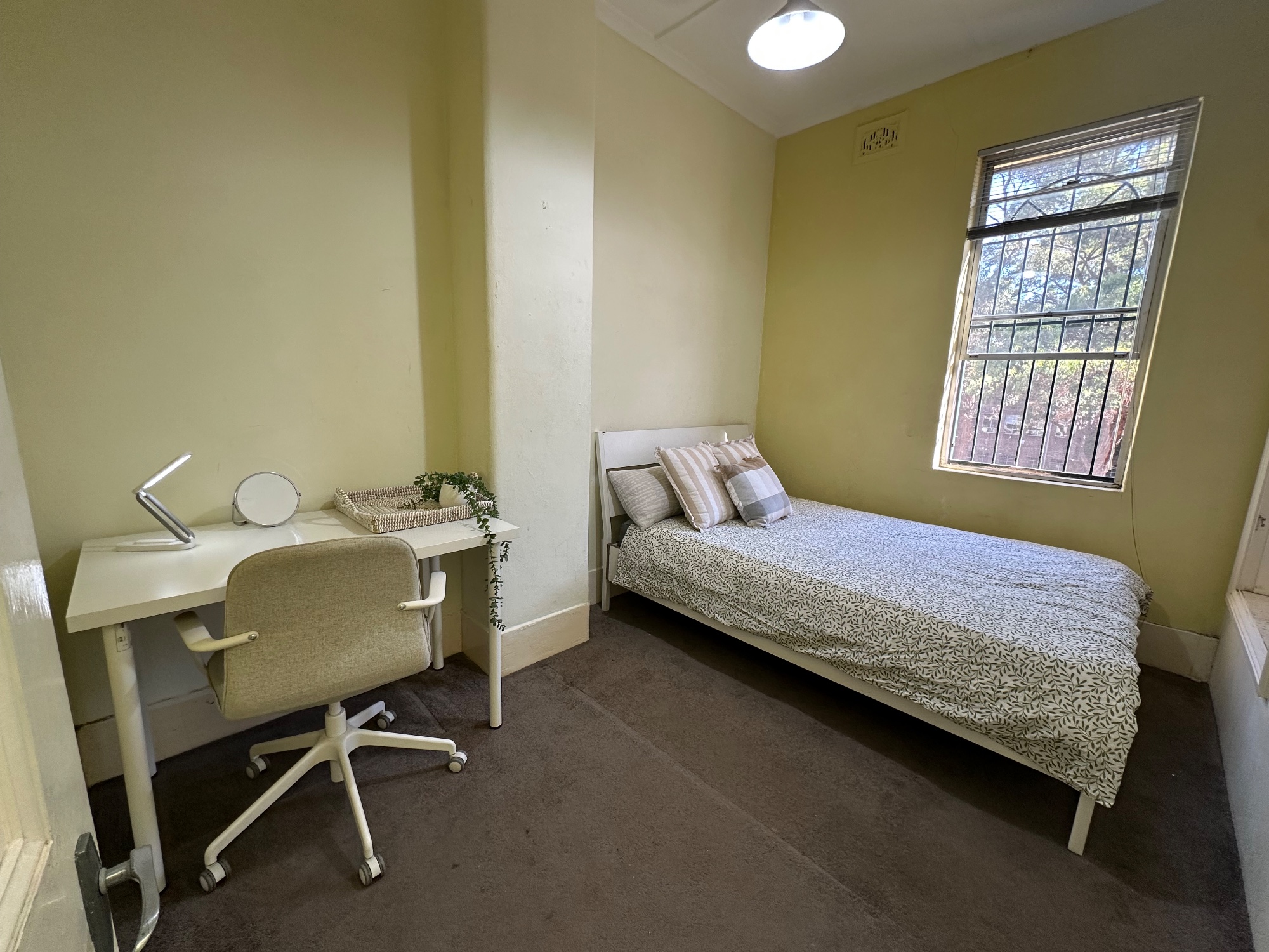 Furnished private room close to CBD - photo 1
