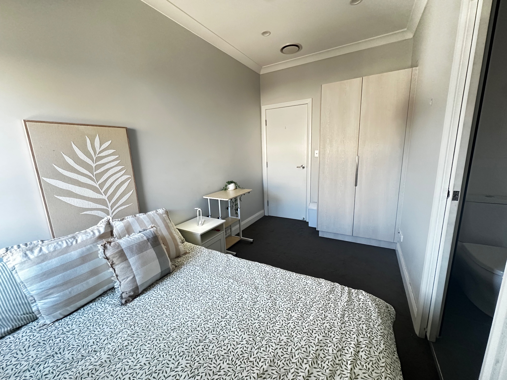 Furnished room with private bathroom - photo 1